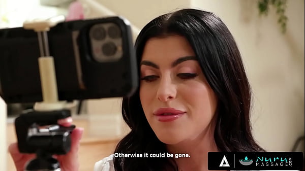 MASSAGGIO NURU - La sexy Gal Ritchie offre un video didattico su come eseguire il miglior massaggio Nuru