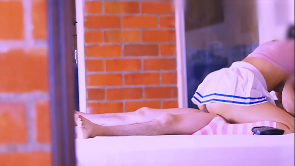 La estudiante y la madrastra compartieron un momento de cercanía en el sofá.