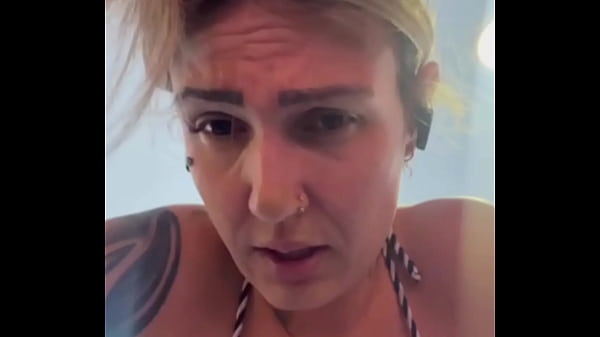 Treinando só de biquíni e tanga na academia de frente para a praia. Acabei ficando todo molhado de tanta emoção, o que escorria pelas minhas pernas era como água do mar!