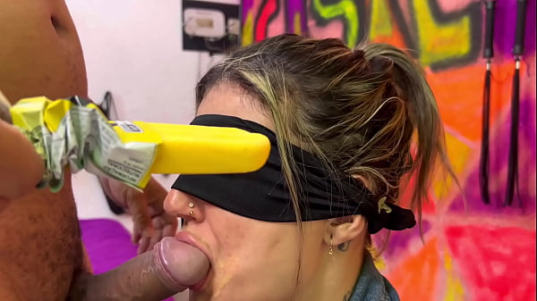 Meu melhor amigo da escola queria jogar esse jogo de sabores e eu o enganei para colocar o pau na minha boca! Ele deixou minha boca toda molhada de porra gelada!