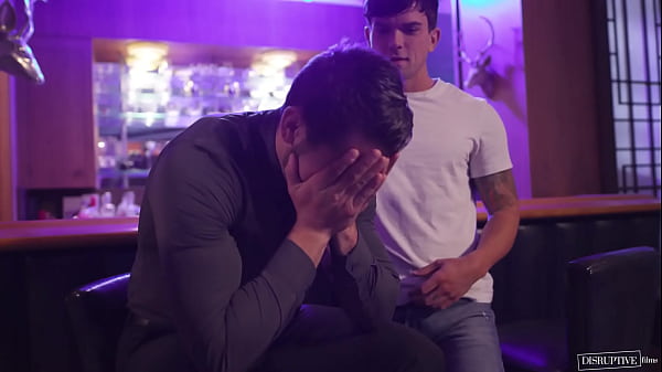 Cô gái trẻ dễ thương khoe