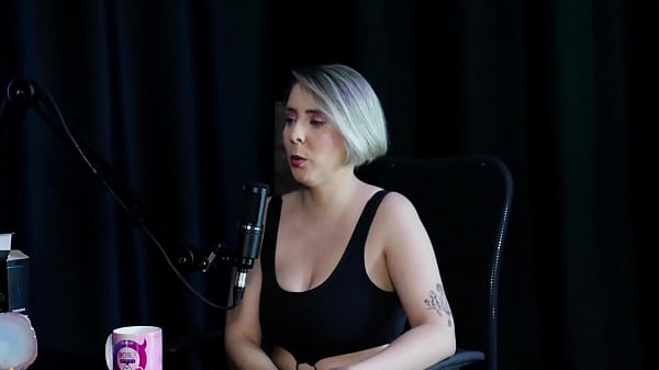 Blondine lutscht Eier, nachdem sie gesagt hat, dass sie angefangen hat zu schwingen, die besten Stellungen für Analsex und zeigt ihre Spielsachen – Mary Red Queen (SHEER/RED)