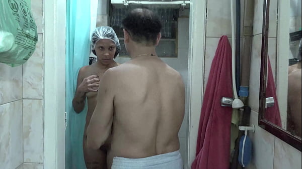 मेरे पति ने अपनी सौतेली बेटी को शॉवर में चोदा, और मुझे लगा कि मैं घर पर नहीं हूँ - AmoPornBR