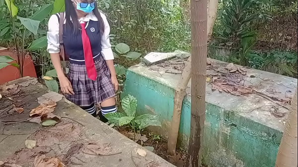 लाभ के साथ मित्र सहपाठी, मैंने अपने सहपाठी को परित्यक्त कब्रिस्तान में चोदा