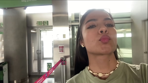 Passagier an Bord masturbiert mit CREME im BADEZIMMER der AVI&Oacute_N