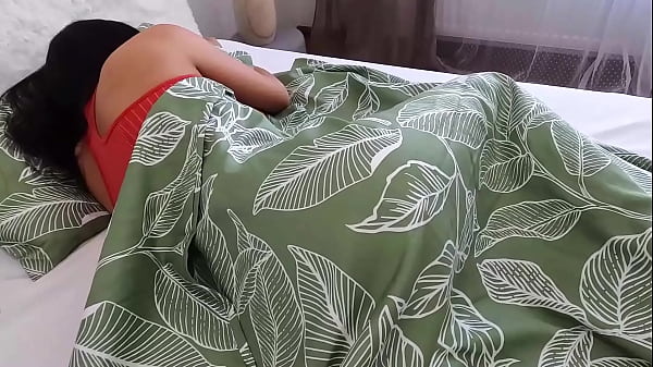 condividere una stanza d'albergo con la sorellastra ci ha portato a fare sesso bollente per la prima volta