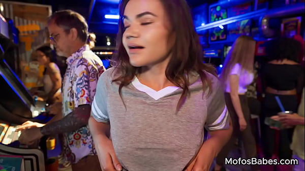 Adolescente sexy mostra le sue grandi tette naturali in pubblico e si gode un grosso cazzo in bocca e la figa bagnata - Naudi Nala, Peter Green