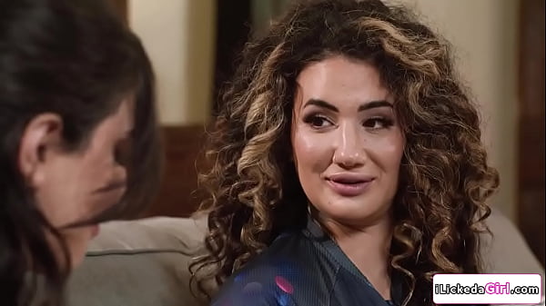 Große Titten, lesbisches Babe, Facesitting, vollbusiges arabisches Lieferteam