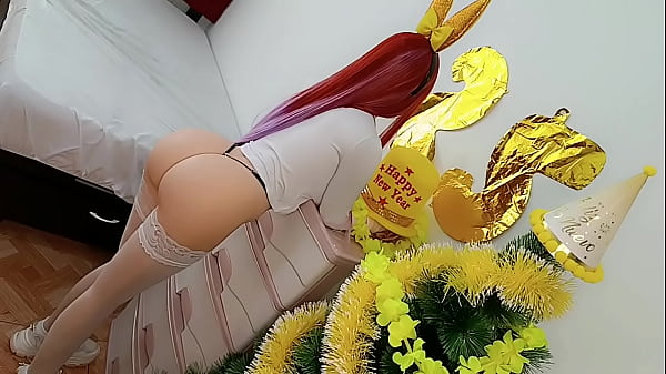 Bonne et prospère NOUVELLE ANNÉE. Ma belle-fille VIERGE CHAUDE et désirable m'a montré le string qu'elle portait lors du toast du soir et en voyant son CUL Parfait et sa CHATTE rose mouillée, mon énorme BITE BBC a commencé à la baiser encore et encore jusqu'à l'ÉJACULATION