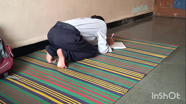 Menina adolescente virgem da faculdade Foda-se por professor particular.