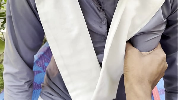 L'écolière indienne du village indien l'a emmenée dans la forêt et sa baise