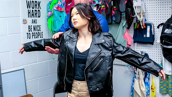 ¿Qué hay debajo de la chaqueta? ¡Preguntó el guardia de seguridad! - Ladrones de tiendas