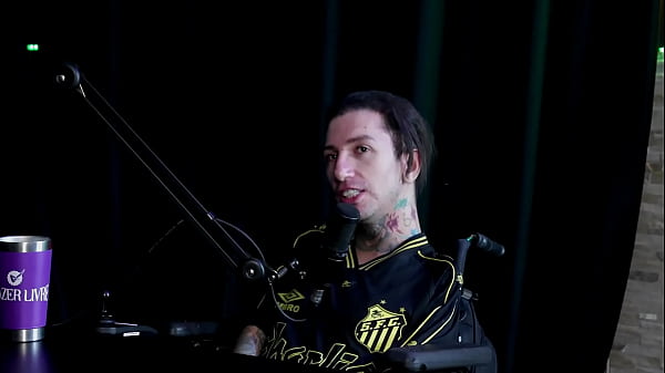 Cô gái trẻ hấp dẫn vui vẻ