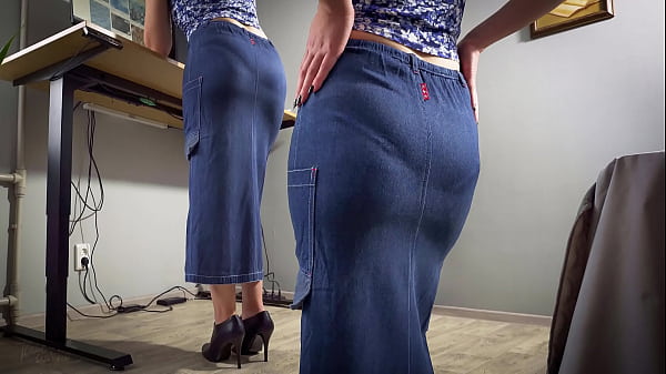 Secretaria de milf en falda de jean se burla de la línea visible de bragas