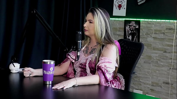 Cô gái tuổi teen dễ thương nhảy múa trong trang phục tóc vàng