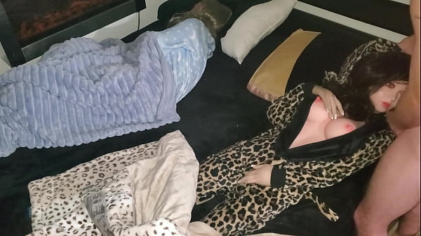 Shhh! Não faça sua amiga boneca! (4K-UHD)