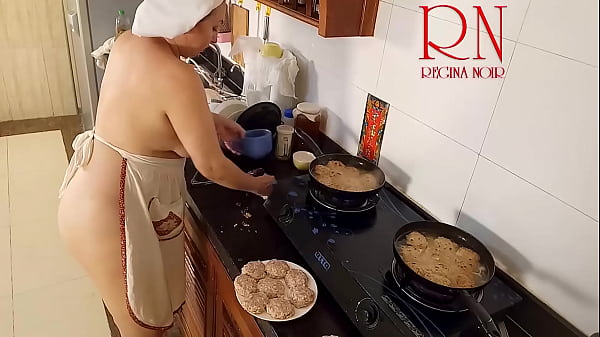 La casalinga nudista Regina Noir cucina in cucina. Cameriera nuda. Casalinga nuda. s3