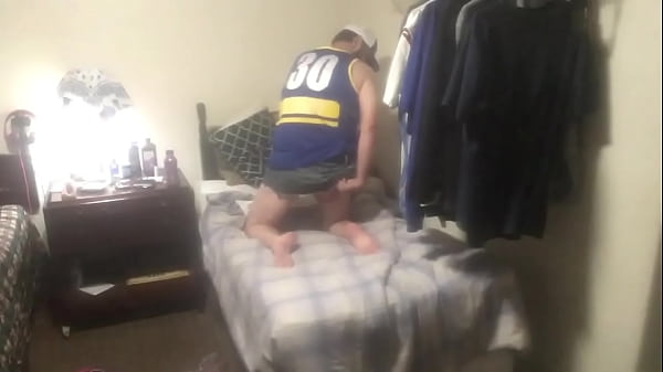 Le mari a surpris un masterbate gay avec le gode de sa femme