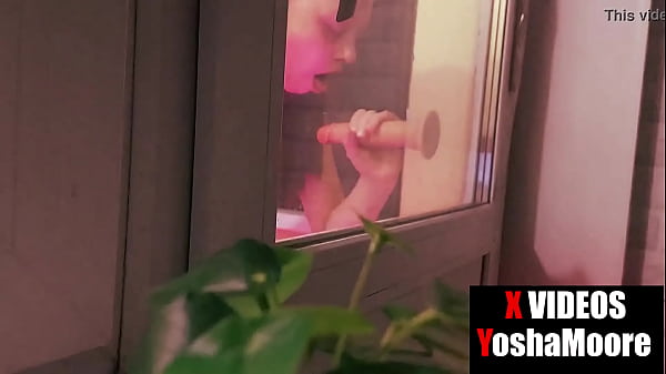 J'ai attrapé une demi-soeur pour une pipe et une masturbation, fermée sur le balcon et regarde du porno, une demi-soeur de la nymphomane. J'espionne ma belle soeur