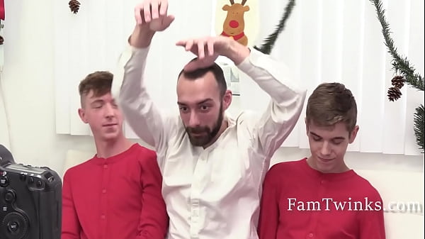 Il patrigno ha avuto facile accesso ai nostri culi per Natale