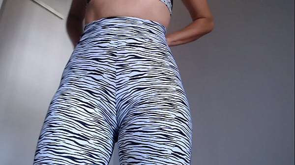 Esposaheyya sem m&aacute_scara experimentando roupa de academia. Para mais conte&uacute_dos assine o RED da Esposaheyya