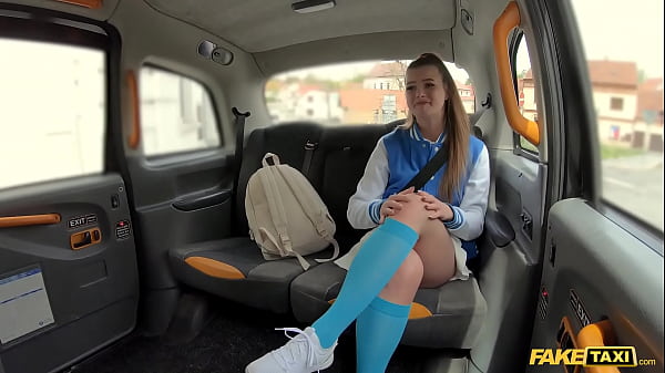 Fake Taxi La figa vergine viene scopata per la prima volta nel retro di un taxi