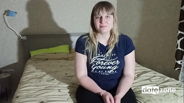 Schüchterne, mollige Hausfrau zum ersten Mal in einem Porno vor der Kamera