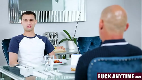 Con riêng có quyền truy cập miễn phí vào Trợ lý của '_s bất cứ lúc nào anh ấy muốn! - Kylie Quinn