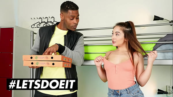 Hermosa Chica Adolescente Posa En Culo Grande