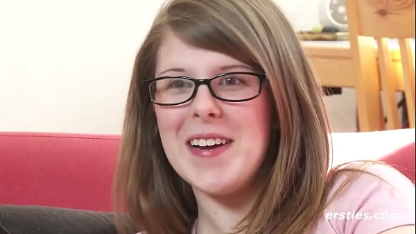 Ersties: ragazza carina con la figa pelosa gioca con il suo giocattolo preferito