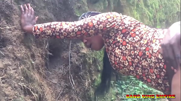 SEX EBONY AMATEUR HAUSFRAU BEIM FICKEN EINES AFRIKANISCHEN JÄGERS FÜR BUSH FLEISCH ERWISCHT - HARDCORE BUSH PORNO