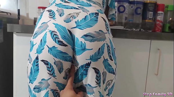 Mi hermosa hijastra es mi esclava sexual cuando su mamá no está en casa