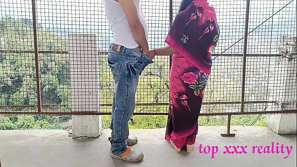 XXX Bengali nóng bhabhi tình dục ngoài trời tuyệt vời trong saree màu hồng với tên trộm thông minh! XXX Hindi web series tình dục Tập cuối 2022