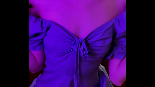 Schönes 18-jähriges Mädchen mit blauem Kleid masturbiert, lutscht einen Dildo und fickt sich vor deinen Augen - ArinaFox