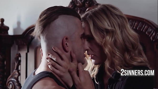 Chica adolescente juguetona se luce vestida de rubia