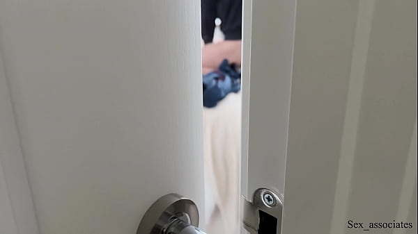 Je me suis fait surprendre en train d'écouter mon colocataire en train de baiser sa nouvelle petite amie bruyante.