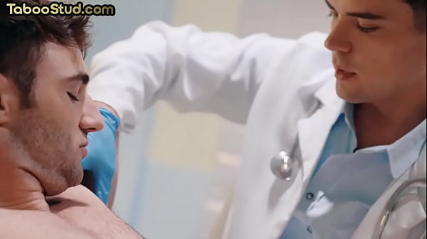 Semental musculoso perforado a pelo en la visita al médico por un semental entintado