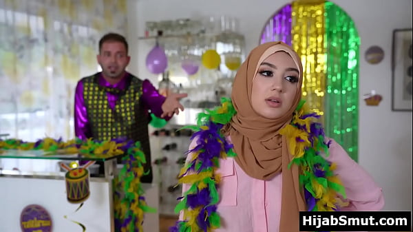 Une fille musulmane modeste suce son petit ami pour la première fois