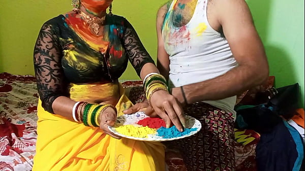 Trên Holi, Bahu chơi Holi với Sasurji bằng cách mở video sex Bhurr, desi Bengali.