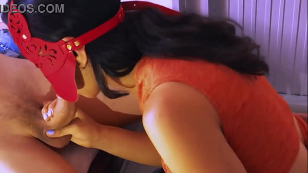 A madrasta conheceu um antigo amor no bar do hotel onde estava hospedada e juntas curtiram uma noite de paixão no quarto dela.