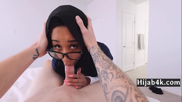 Tư thế tuổi teen Ả Rập - gợi cảm