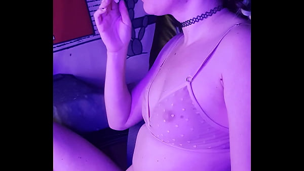 La sorellastra fuma nuda