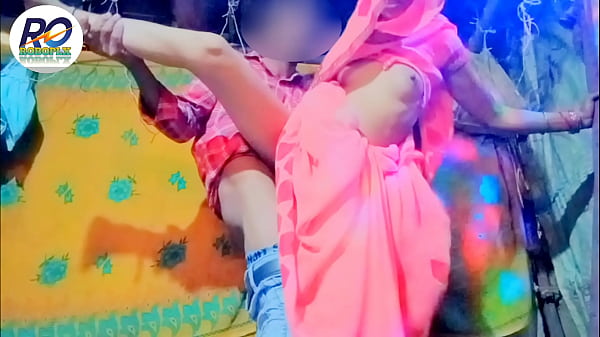 गांव कि परोसी भाभी और देवर कि साथ चुदाई घोड़ी असटैल में सारी उठाके और टांग को चुदाई हिन्दी आवाज �