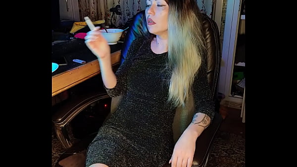 la figliastra adulta fuma una sigaretta