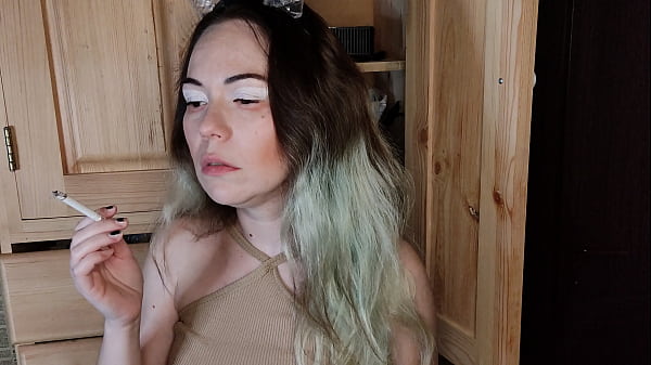 la modesta sorellastra fuma una sigaretta