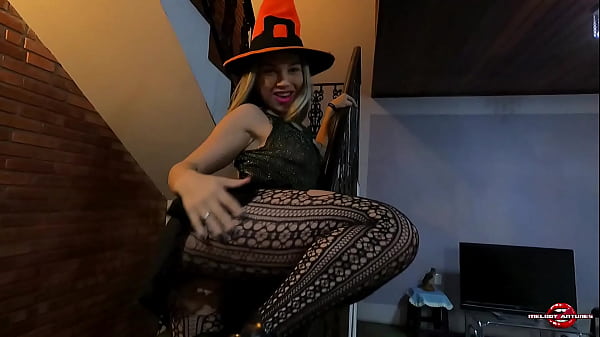 La deliziosa streghetta Melody Antunes si è goduta Halloween con Eddie degli Iron Maiden e ha portato dolcetti e dolcetti, buon Halloween!