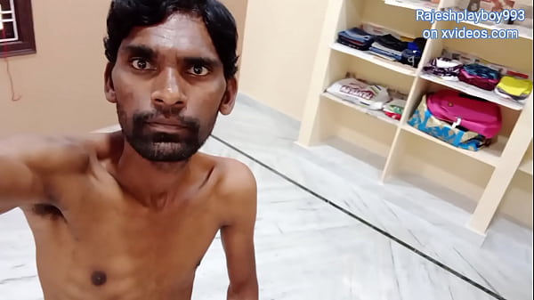 Rajeshplayboy993 tour a casa, si masturba il suo grosso cazzo, mostra il culo e viene in bagno