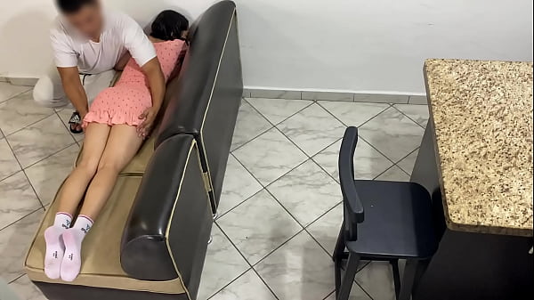 Mein Onkel sagte mir, er würde mich massieren und fing an, meine Muschi zu berühren, aber das machte mich an