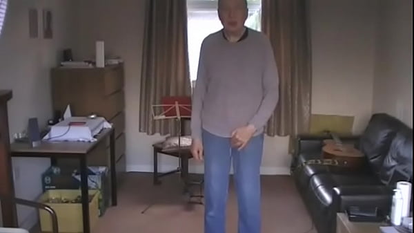 Homem se despindo para mulheres e qualquer outra pessoa que queira assistir