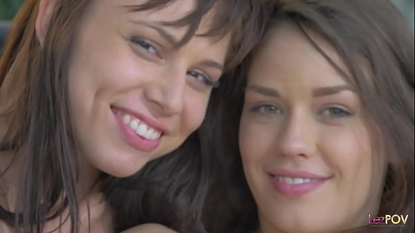 Ragazza teenager appassionata si esibisce in lesbica